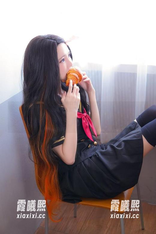 Sally Dorasnow 嘿!Sally Dorasnow穿件新衣服的最新图包,看起来芦户三奈特别有趣!